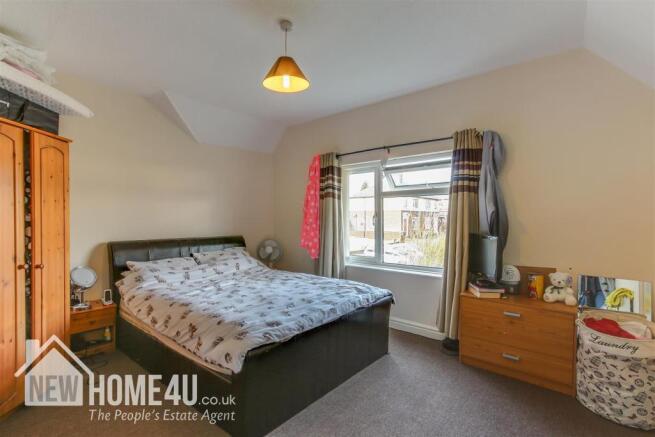 MASTER BEDROOM: