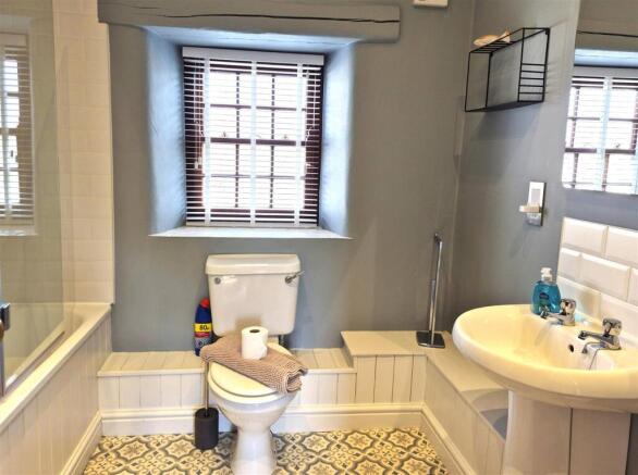 Bathroom 1.jpg