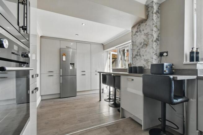 5 bed Semi-Detached for sale Image 6