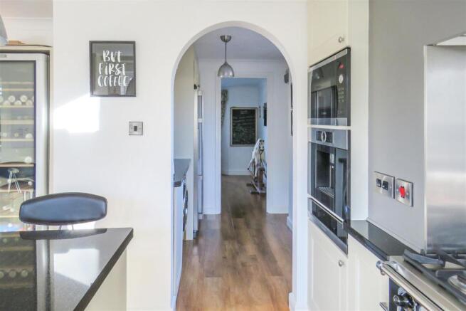 KITCHEN THROU TO.JPG