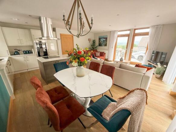 4 bed Chalet for sale Image 6