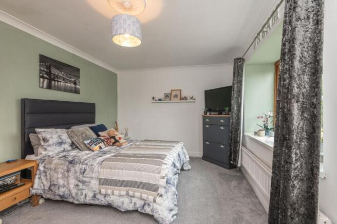 5 bed Detached for sale Image 9