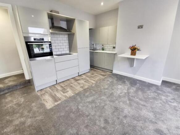 OPEN PLAN LOUNGE/KITCHEN