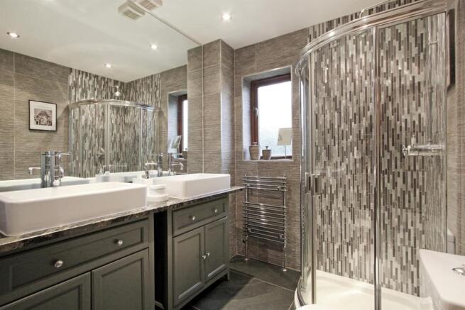 EN-SUITE SHOWER ROOM