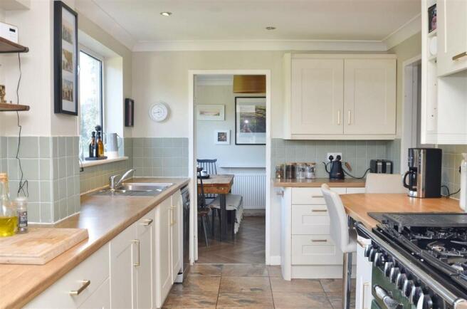 KITCHEN/BREAKFAST