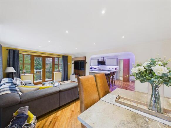 5 bed Detached for sale Image 12