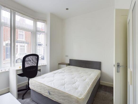 4 bed Town House to rent Image 4