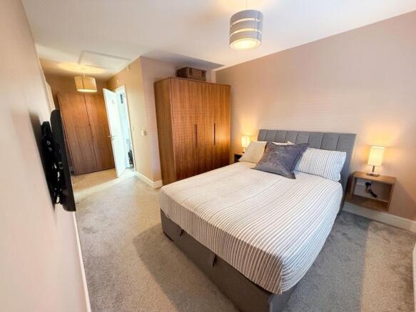 5 bed Detached for sale Image 12