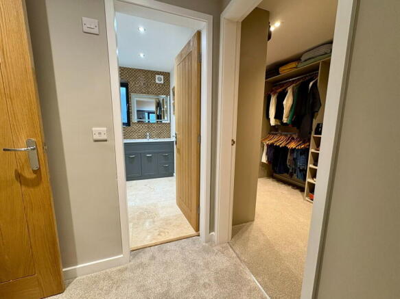 4 bed Detached for sale Image 11