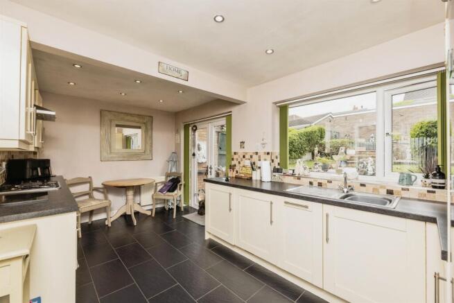 3 bed Semi-Detached for sale Image 6
