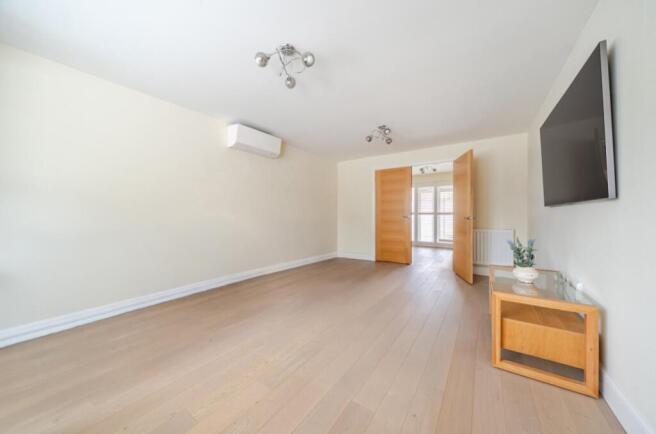 5 bed Detached to rent Image 9