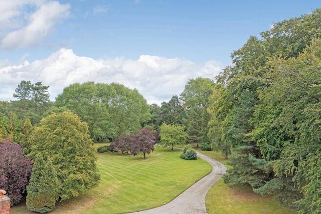 5 bed Detached for sale Image 7