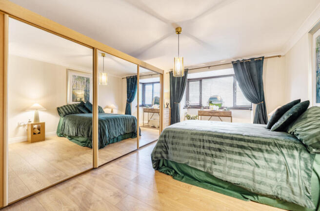 1369558-5-68ee561...