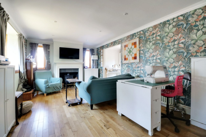 Pleasant Front Lounge