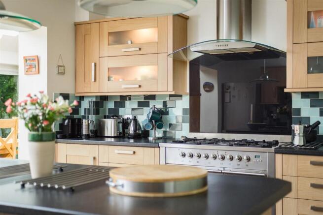 4 bed Semi-Detached for sale Image 9