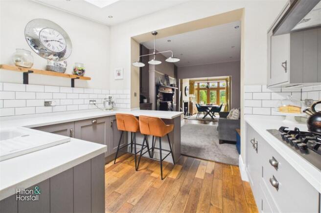 5 bed Semi-Detached for sale Image 11