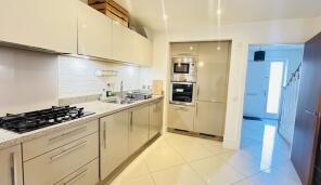 16, Hunterscraig Drive, Glasgow G5 0AP