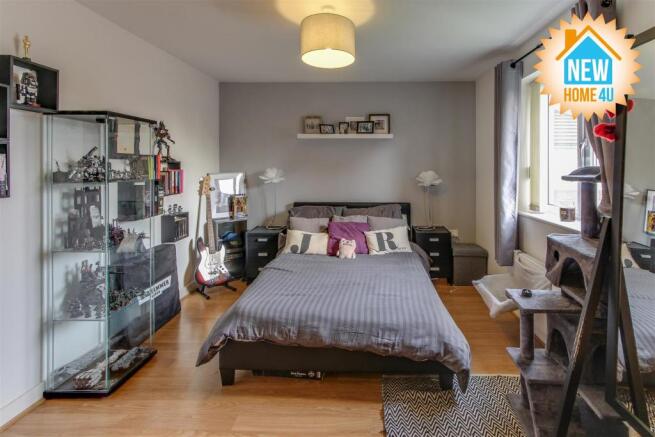 MAIN BEDROOM: