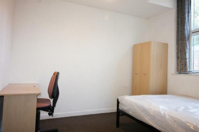 4 bed Flat to rent Image 11