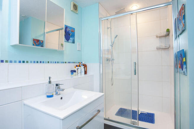5 bed Detached to rent Image 10