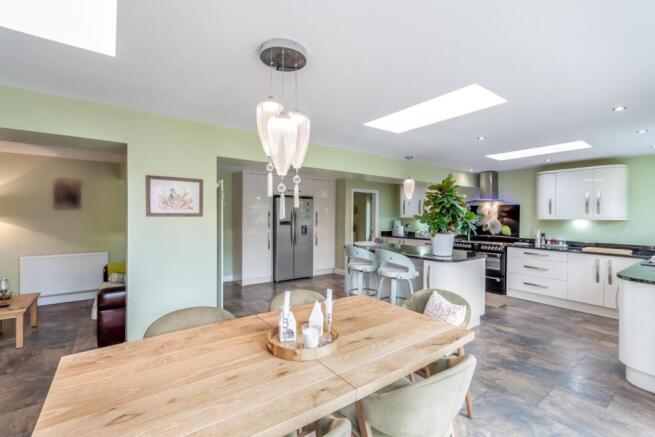 5 bed Detached for sale Image 4