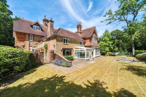Farnham Road, Churt, Farnham, GU10