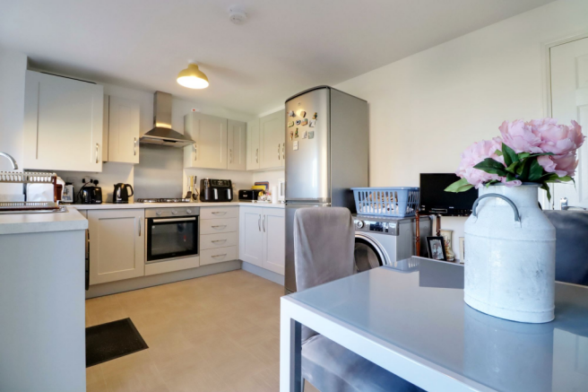 Modern Fitting Dining Kitchen