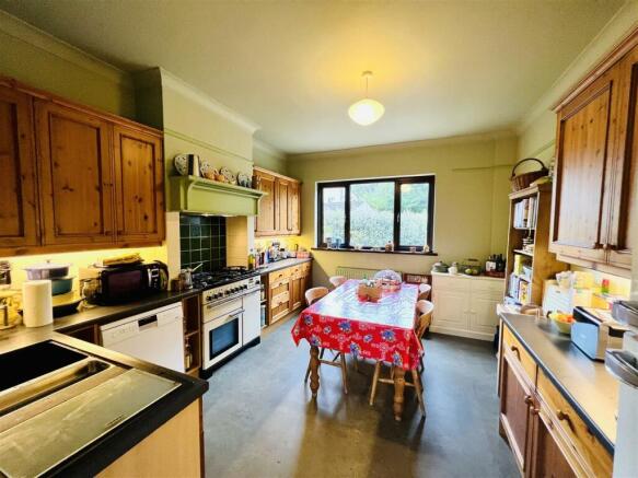 KITCHEN / DINING ROOM