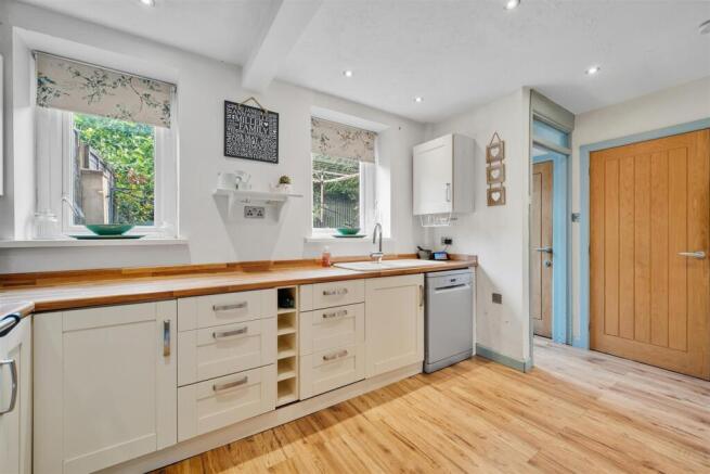 Saxton Mee 2 Whitecross Avenue 404.jpg