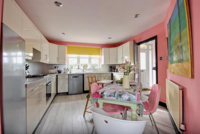 4 bed Detached for sale Image 4