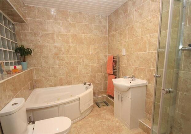 ENSUITE BATHROOM/SHO