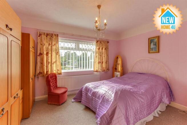 MAIN BEDROOM:
