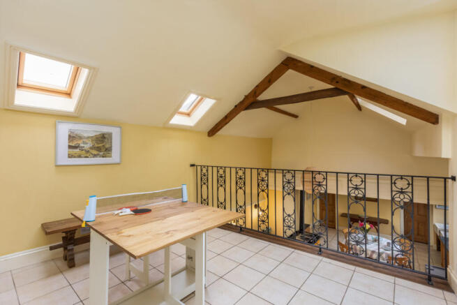 5 bed Semi-Detached for sale Image 11