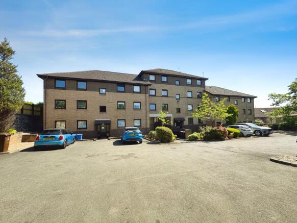 2/1 3 Goldenhill Court, Hardgate G81 5NA