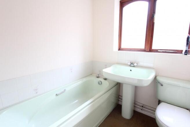 https://s3-eu-west-1.amazonaws.com/propertylab/allanmorris/property-images/standard/5043_5 Hawthorne Close - Bathroom.JPG