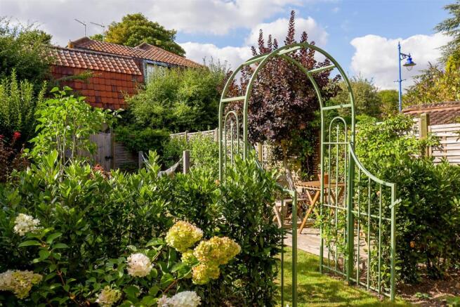 REAR GARDEN pic 3