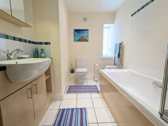 BATHROOM/WC