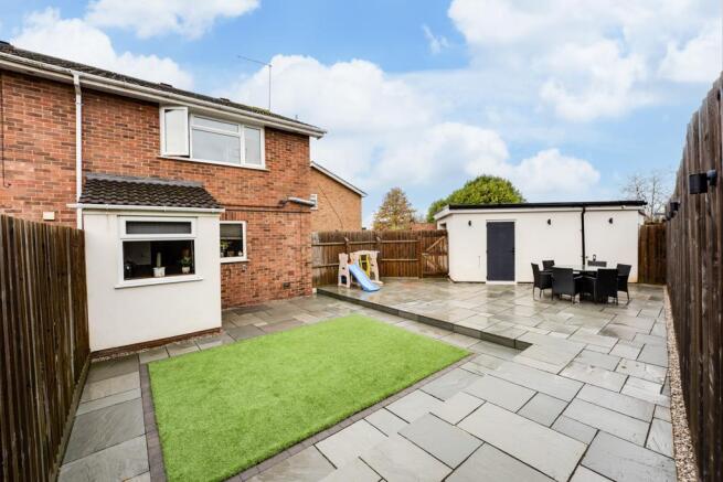 NN15 Thames Court, Burton Latimer photo 4