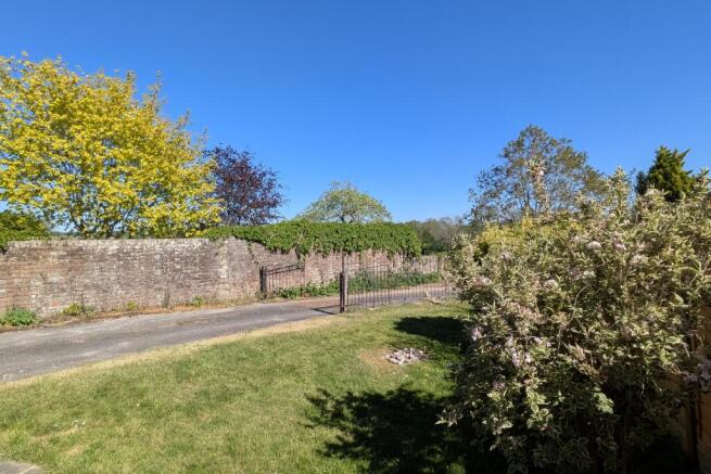 garden and neighbours drive
