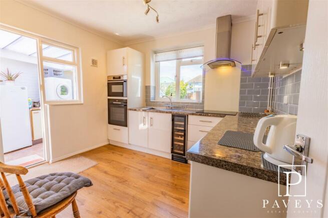 KITCHEN/BREAKFAST ROOM