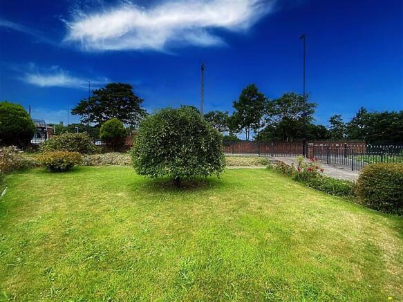 Gardens & Driveway