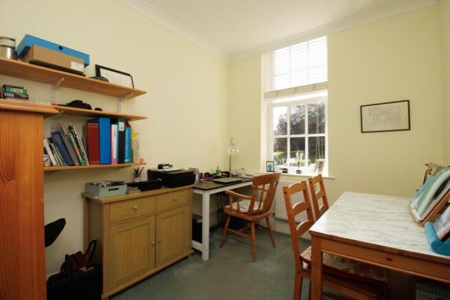 3 bed Ground Flat for sale Image 9