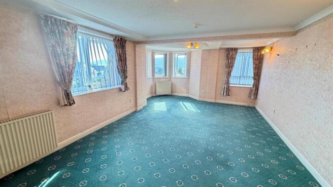 LOUNGE/ DINING ROOM