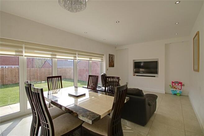 5 bed Detached for sale Image 6
