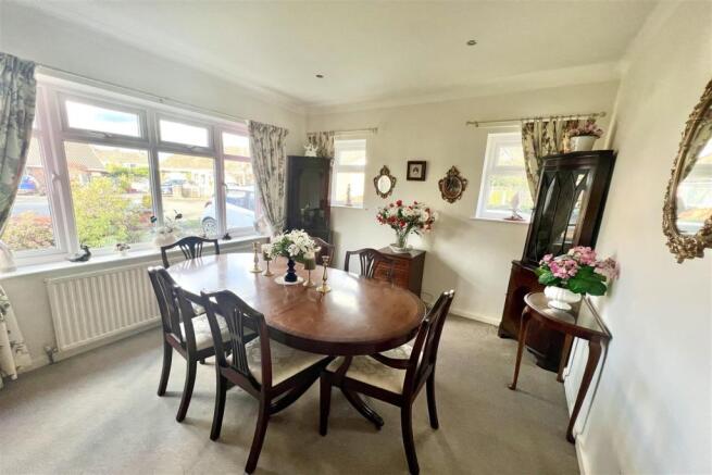 Bedroom 2/Dining Roo