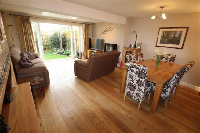LIVING ROOM/DINING R