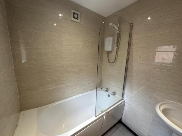 56lr.bathroom.JPG