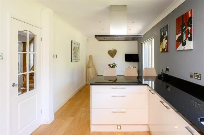 5 bed Detached for sale Image 7