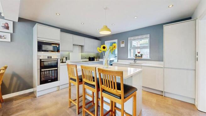 5 bed Detached for sale Image 5