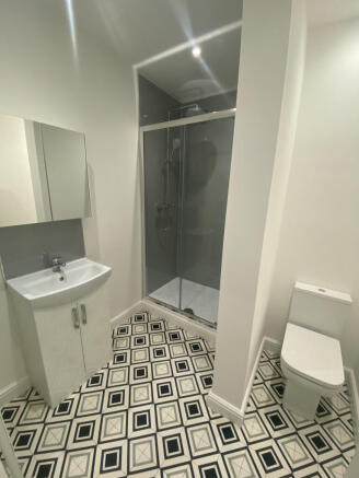 5 bed House to rent Image 4